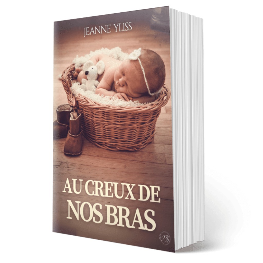 Couverture du roman de Jeanne Yliss « Au creux de nos bras » montrant un bébé dans un panier, dans une ambiance douce et lumineuse, illustrant un récit contemporain inspiré de témoignages sur la maternité, la vulnérabilité et les liens familiaux.